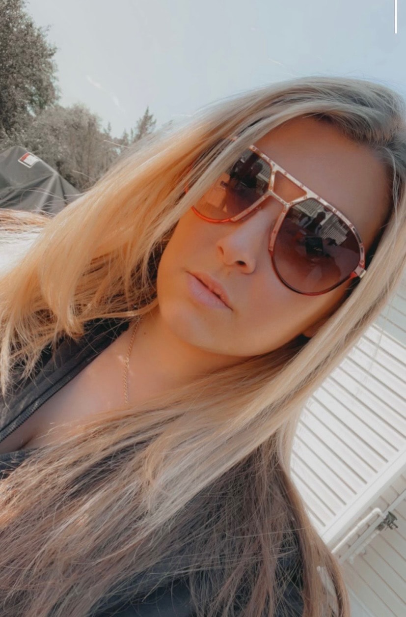 Outdoor portrait with EYECON 87 sunglasses